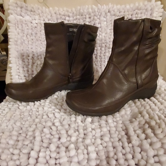 HUSH PUPPIES CHOCOLATE BOOTS SIZE 6N. LIGHT WEIGHT - Picture 1 of 8